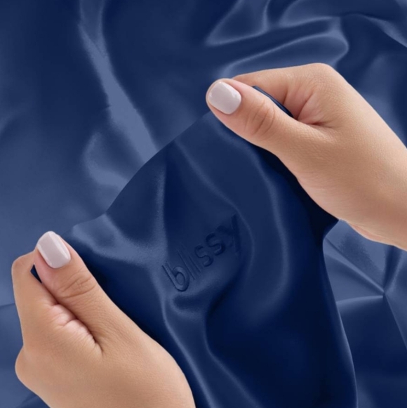 NWT Blissy Mulberry Silk Pillowcase, Navy Blue, Standard/Queen or King Size - Picture 3 of 7